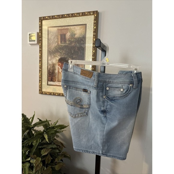 Authentic SEVEN 7 Women’s Shorts Size 14 Distressed Pocket Inseam 6” Mid-Rise - Picture 4 of 10